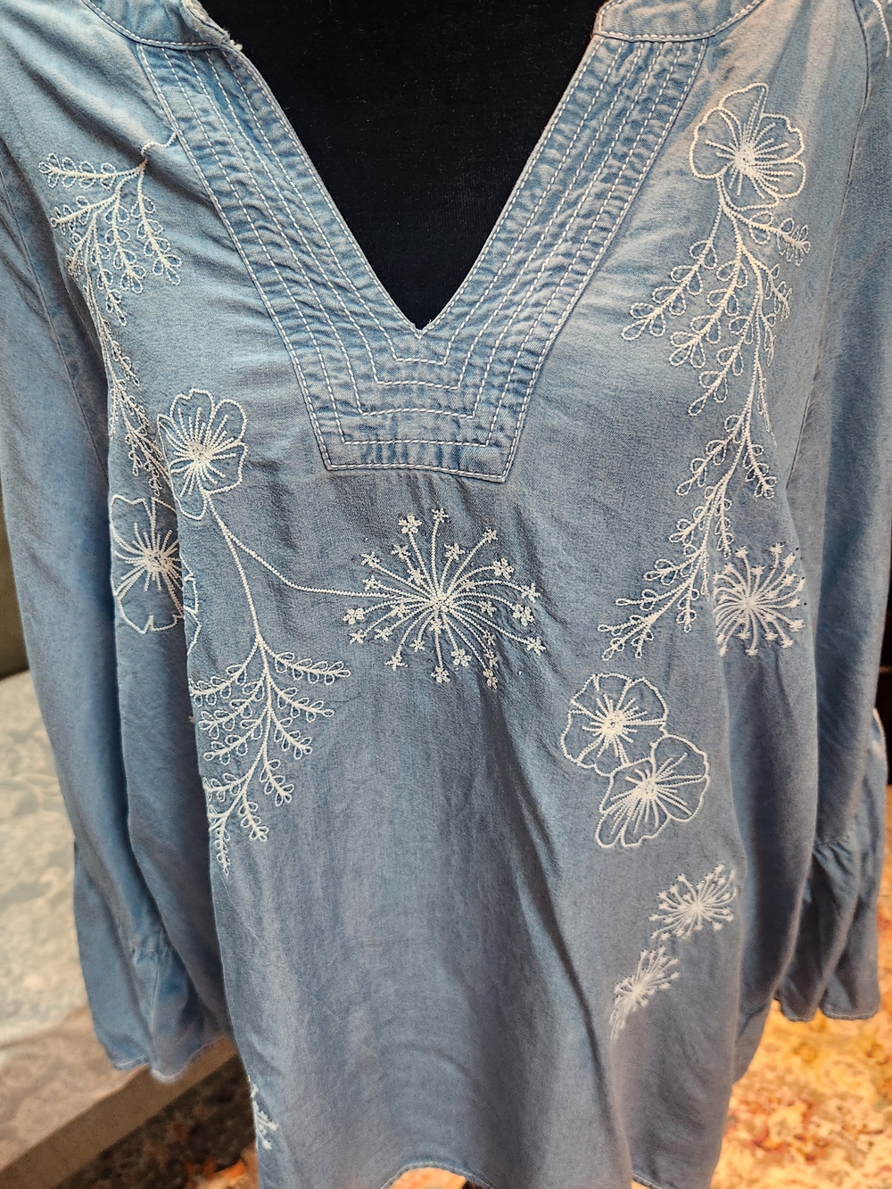 FDJ Blue Chambray Floral Embroidered V-Neck Peasant Top XL Slight Sparkles Boho - Picture 4 of 9